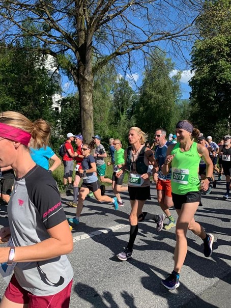 Tina und Ingrid kurz nach dem Start in Bendern